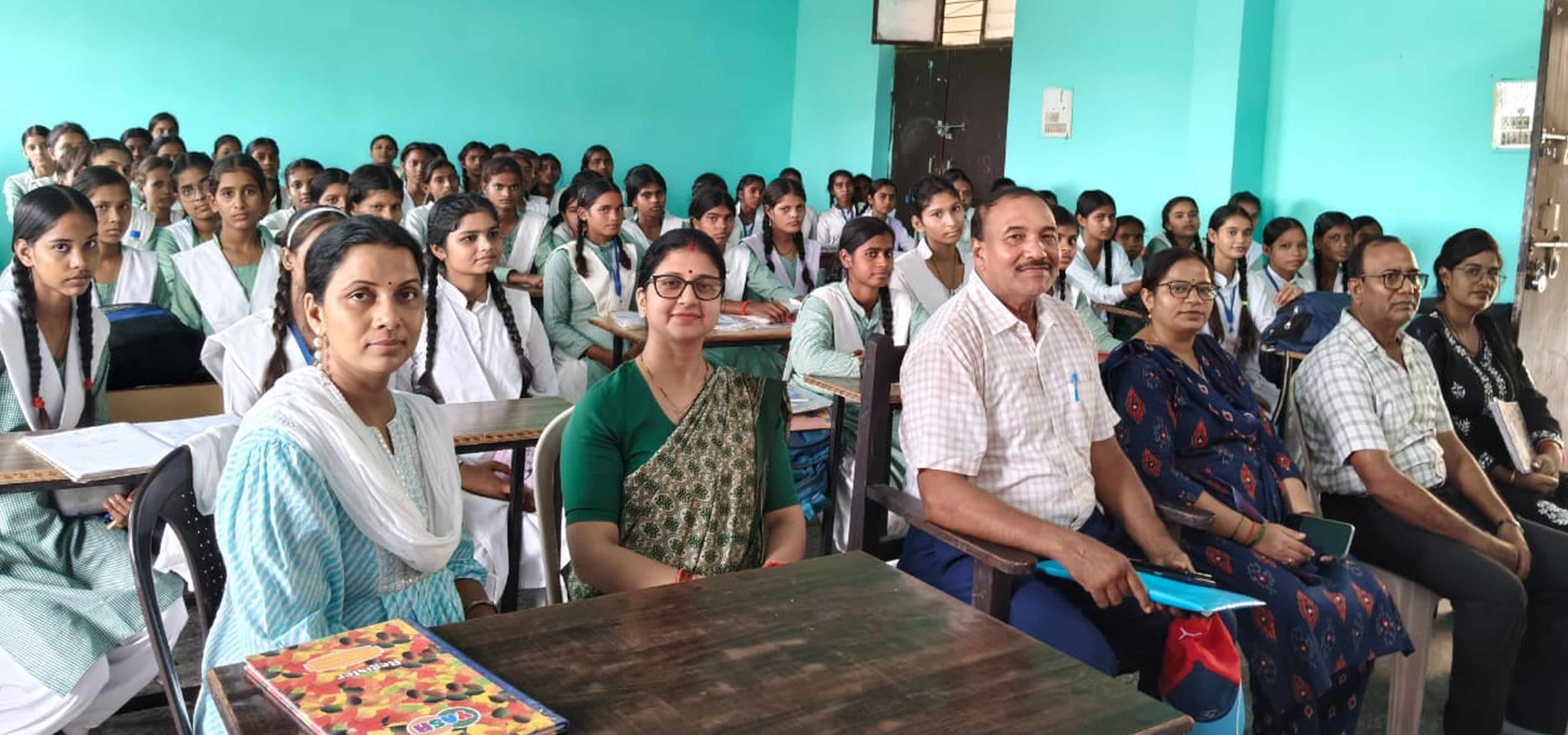 फोटो-10-राजकीय बालिका इंटर कालेज सहिली में मौजूद छात्राएं, शिक्षक व संस्था के राष्ट्रीय महासचि