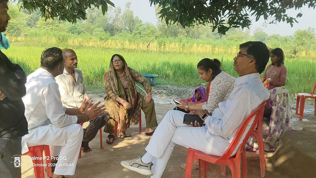 फोटो-13-एसपी कार्यालय के बाहर मौजूद महेंद्र पाल वर्मा की पुत्रवधू। संवाद