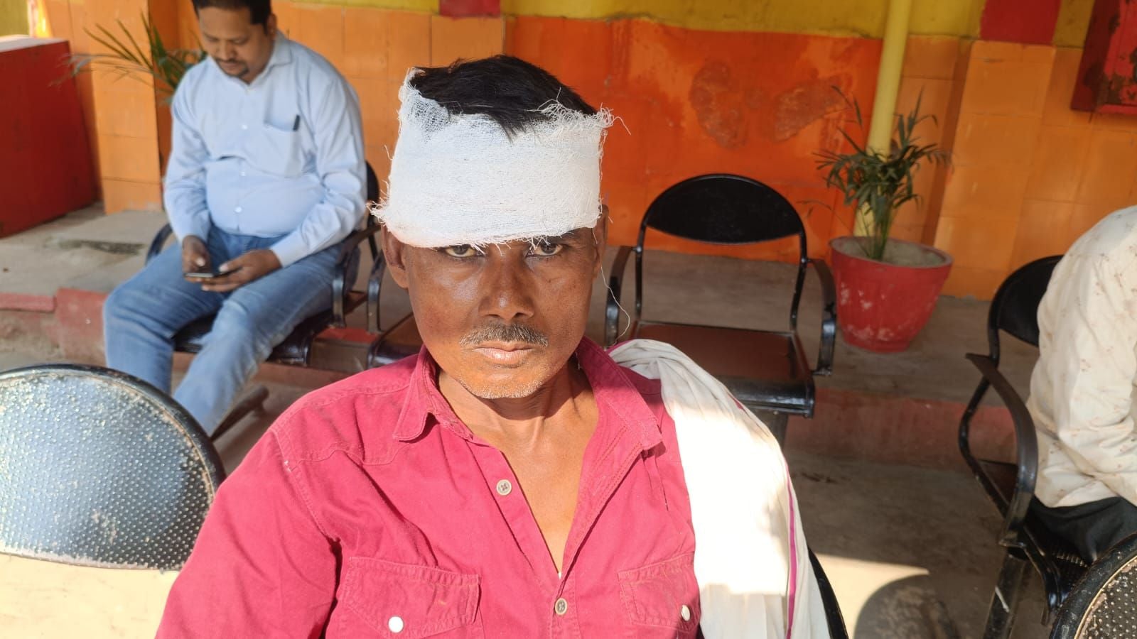 फोटो-13,14-बलरामपुर के जिला मेमोरियल अस्पताल में घायलों का चल रहा इलाज।-स्रोत: परिजन