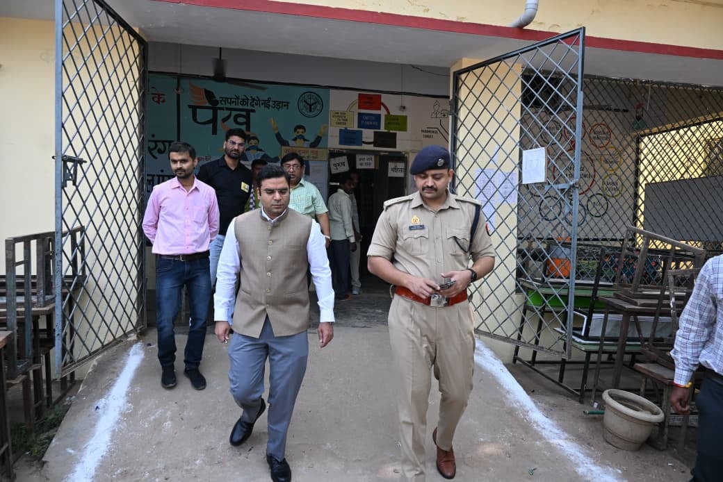 फोटो-14-अतर्रा में मतदान केंद्र पर लगी मतदाताओं की कतार। संवाद फोटो-14-अतर्रा में मतदान केंद्र पर लगी मतदाताओं की कतार। संवाद