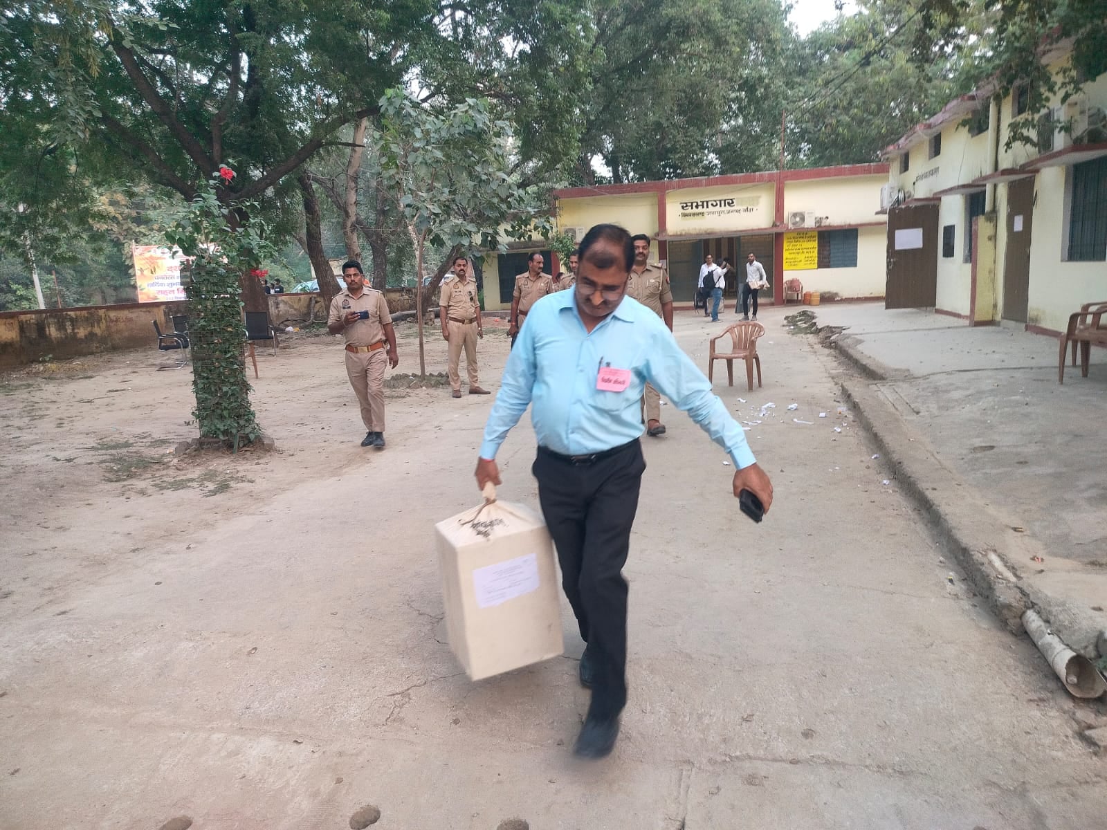 फोटो-14-अतर्रा में मतदान केंद्र पर लगी मतदाताओं की कतार। संवाद फोटो-14-अतर्रा में मतदान केंद्र पर लगी मतदाताओं की कतार। संवाद