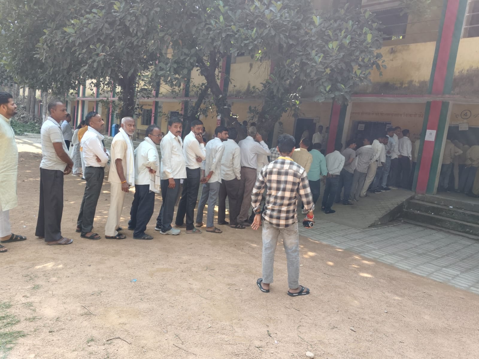 फोटो-14-अतर्रा में मतदान केंद्र पर लगी मतदाताओं की कतार। संवाद फोटो-14-अतर्रा में मतदान केंद्र पर लगी मतदाताओं की कतार। संवाद