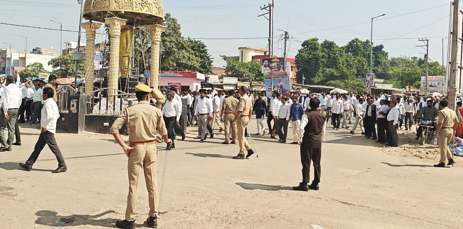 फोटो-19-बलरामपुर के सदर तहसील के सामने चक्का जाम कर विरोध जताते अधिवक्ता ।-संवाद