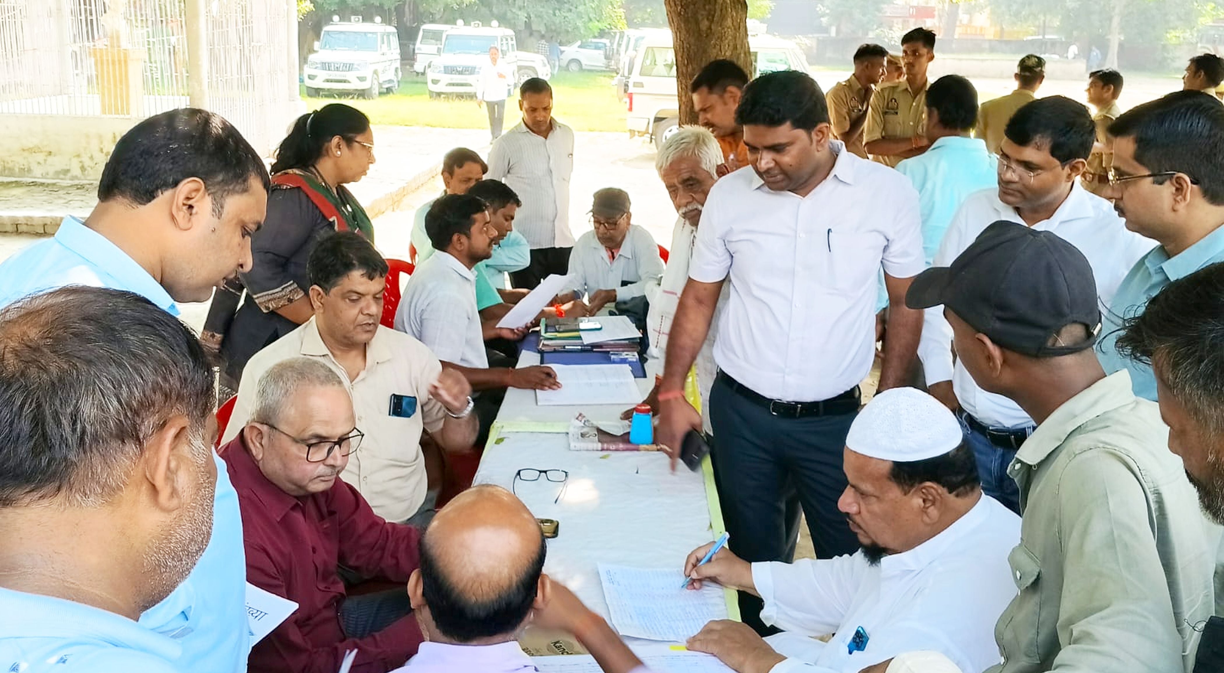 फोटो-21-स्नातक एमएलसी चुनाव के लिए रवाना हुई पोलिंग पार्टियां। संवाद फोटो-21-स्नातक एमएलसी चुनाव के लिए रवाना हुई पोलिंग पार्टियां। संवाद