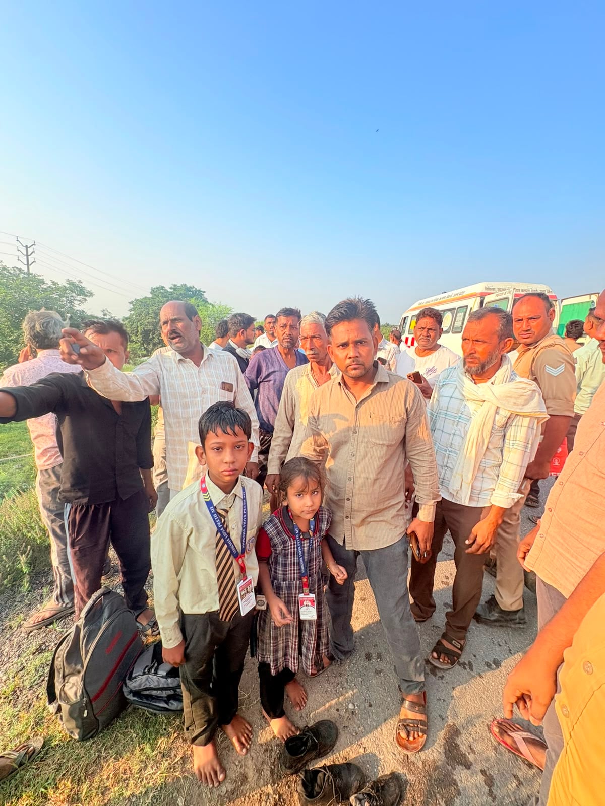 फोटो -25 हादसे के बाद बच्चों का हालचाल लेते थाना प्रभारी शिवशंकर सिंह। पुलिस