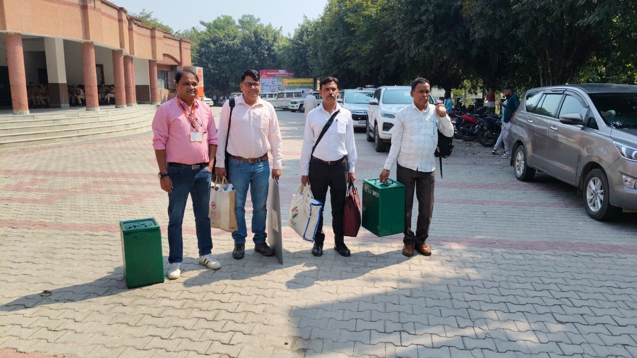 फोटो 25- जिलाधिकारी प्रणय सिंह और पुलिस अधीक्षक ओम प्रकाश सिंह मतदान कार्मिकों को आवश्यक दिशा-न