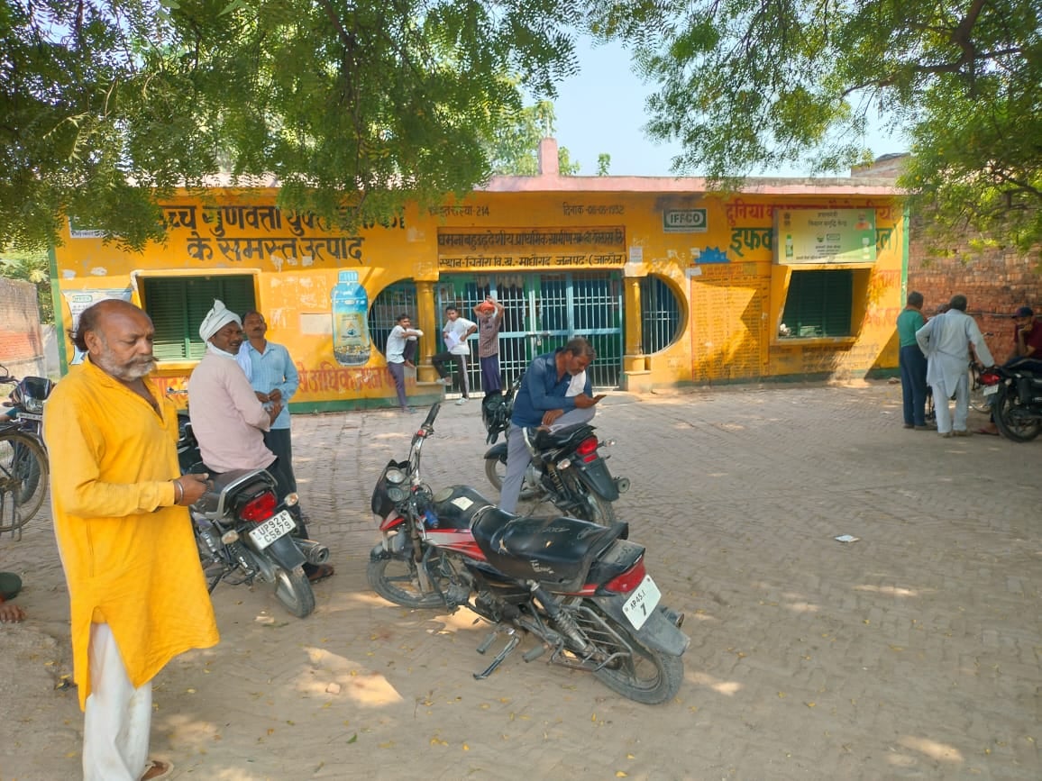 फोटो -29 जखा सहकारी समिति में पसरा सन्नाटा। संवाद