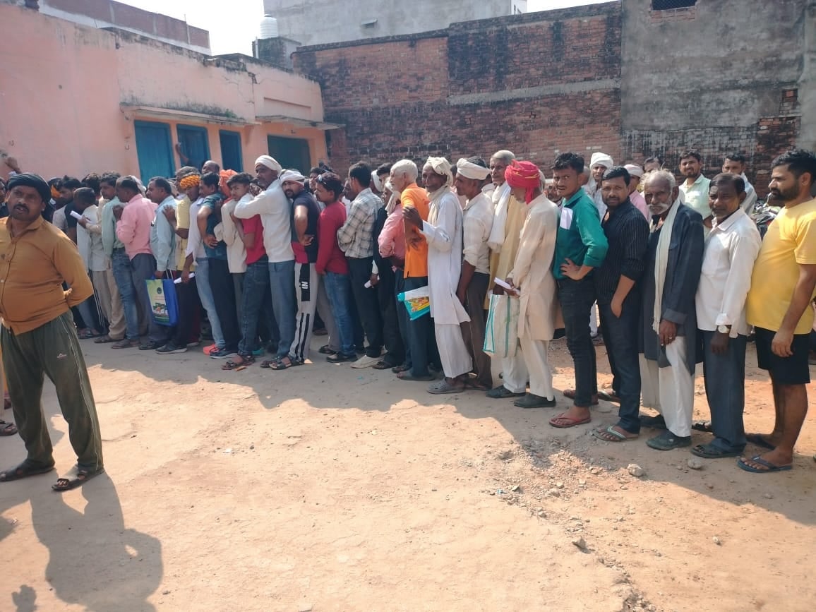 फोटो -29 जखा सहकारी समिति में पसरा सन्नाटा। संवाद