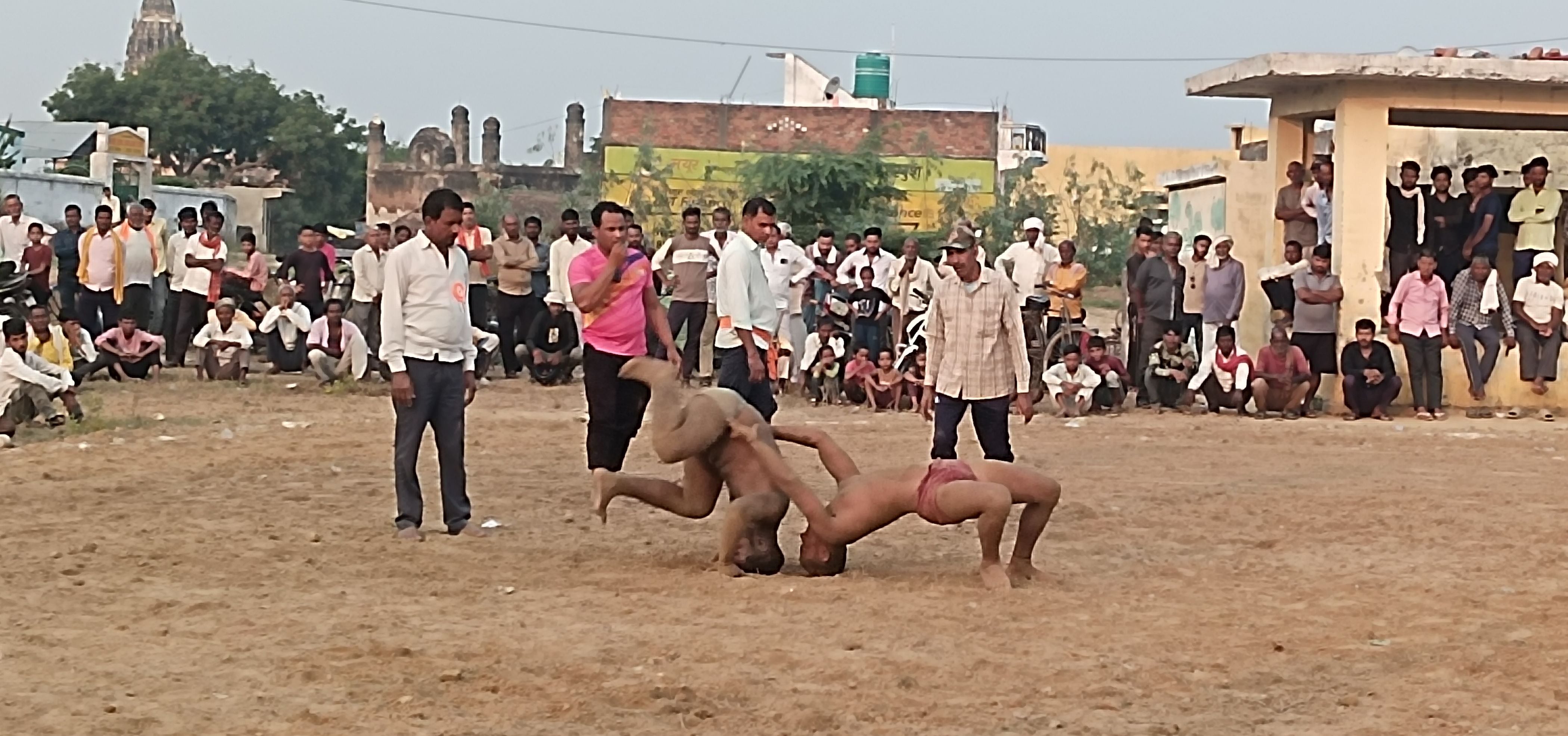 फोटो-31-औंग के शिवराजपुर में आयोजित दंगल में दांव पेच आजमाते पहलवान। संवाद फोटो-31-औंग के शिवराजपुर में आयोजित दंगल में दांव पेच आजमाते पहलवान। संवाद
