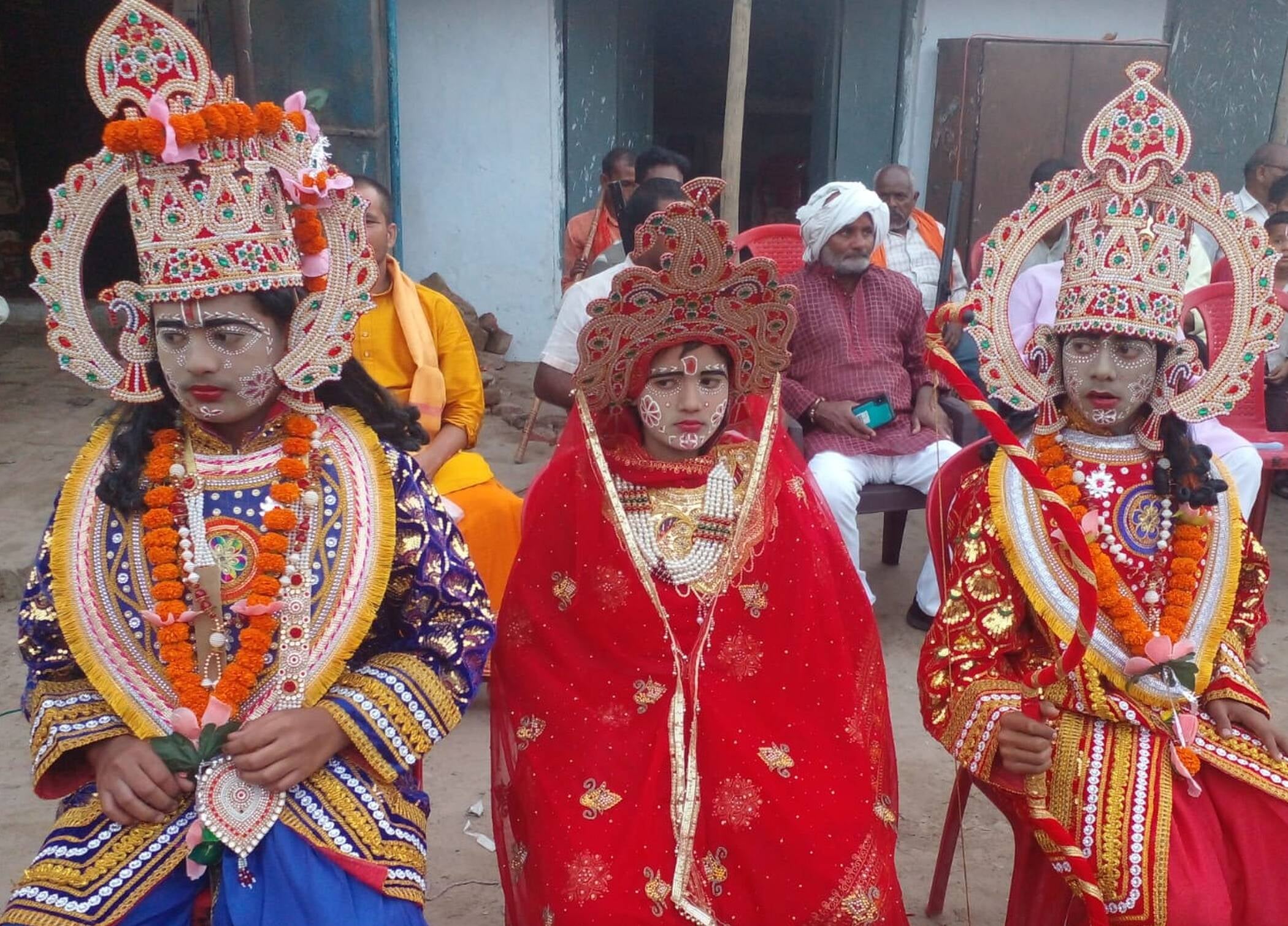 फोटो-32-धाता कस्बे में आयोजित रामलीला मैदान में मौजूद कलाकर। संवाद