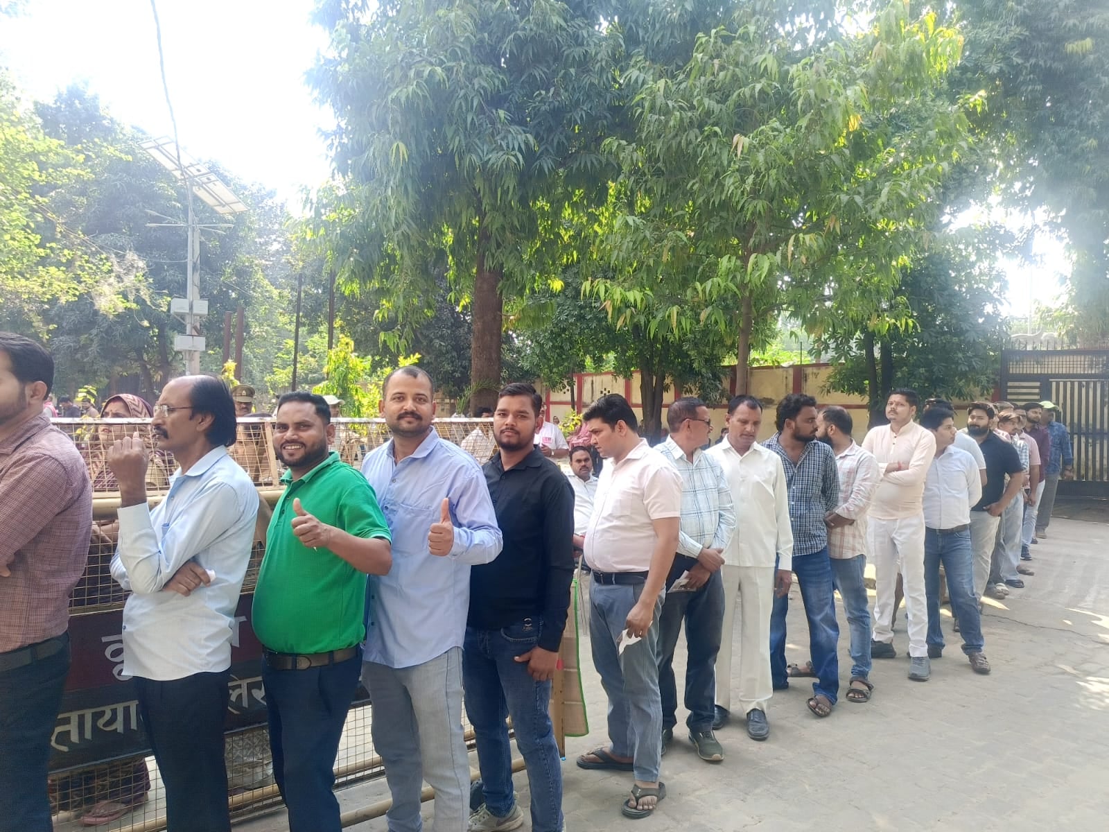फोटो 36:: शहर के राजकीय बालिका इंटर कॉलेज में लगी मतदाताओं की लाइन। संवाद फोटो 36:: शहर के राजकीय बालिका इंटर कॉलेज में लगी मतदाताओं की लाइन। संवाद