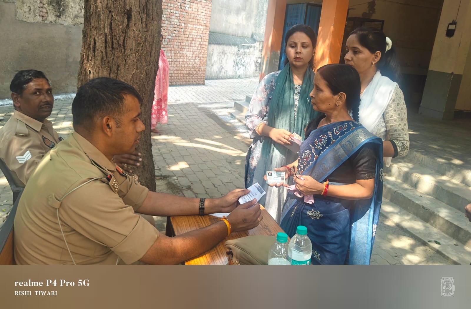 फोटो 36:: शहर के राजकीय बालिका इंटर कॉलेज में लगी मतदाताओं की लाइन। संवाद फोटो 36:: शहर के राजकीय बालिका इंटर कॉलेज में लगी मतदाताओं की लाइन। संवाद