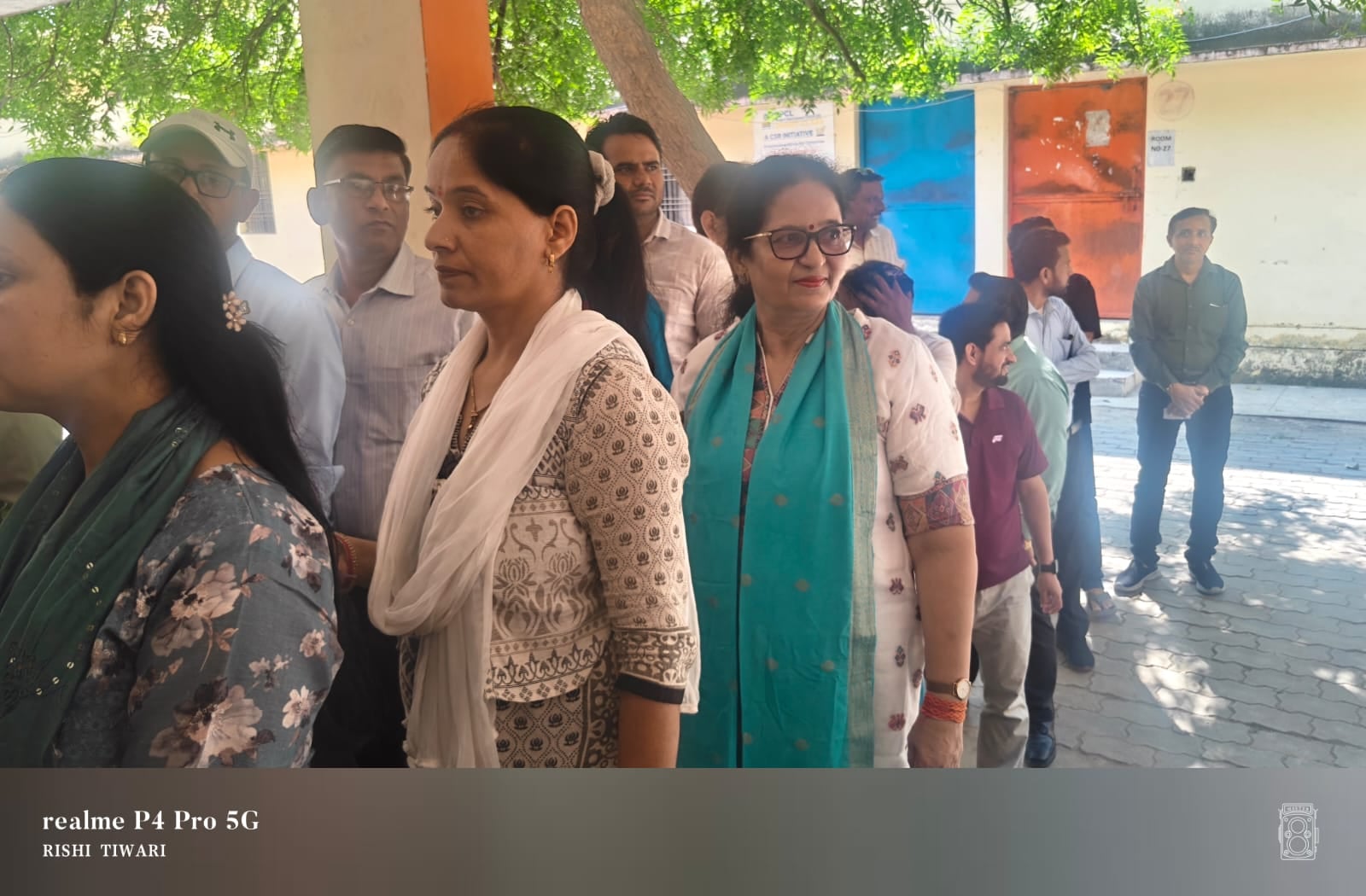 फोटो 36:: शहर के राजकीय बालिका इंटर कॉलेज में लगी मतदाताओं की लाइन। संवाद फोटो 36:: शहर के राजकीय बालिका इंटर कॉलेज में लगी मतदाताओं की लाइन। संवाद