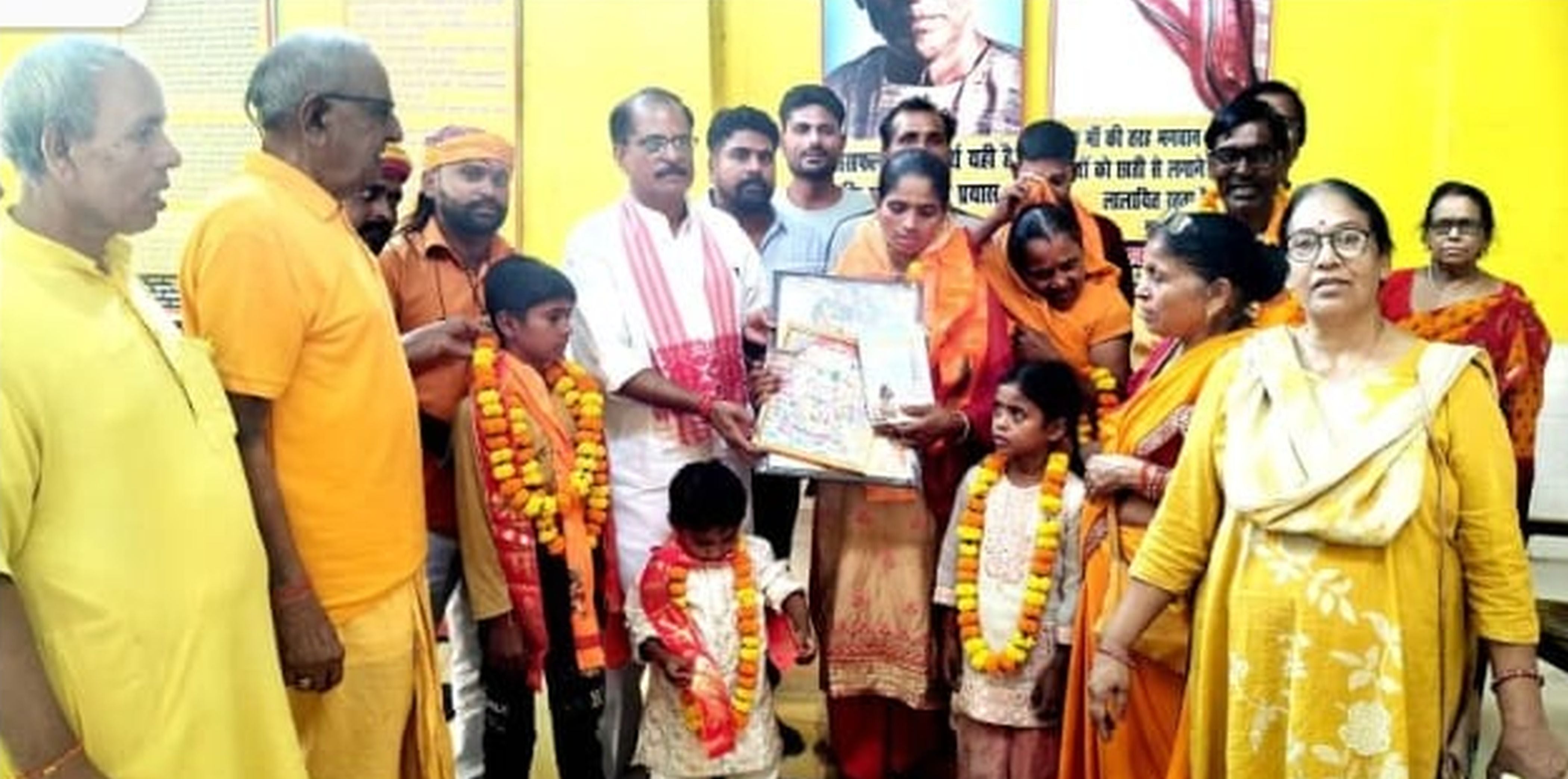 फोटो-39-गायत्री मंदिर में नामकरण करते विहिप के प्रांतीय उपाध्यक्ष। स्रोत: सोशल मीडिया