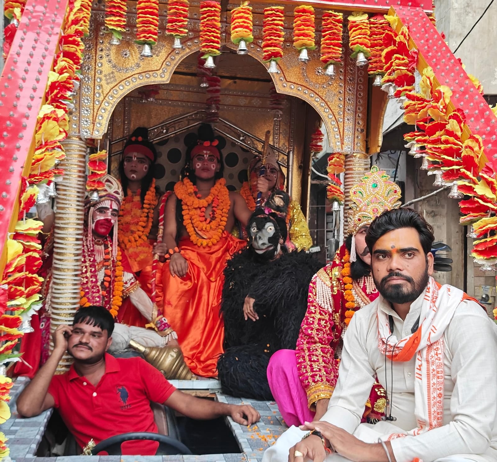 फोटो 47 - कस्बा अमांपुर में निकाली गई राजगद्दी शोभा यात्रा में शमिल रावण की झांकी। स्रोत : संवा