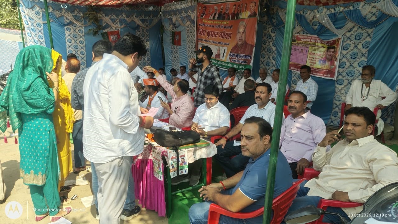 गुलावठी में एमएलसी के चुनाव में मतदान के लिए लाइन में लगे मतदाता। संवाद