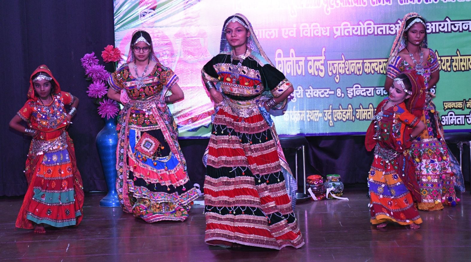 गोमतीनगर  स्थित उर्दू अकादमी में सांस्कृतिक प्रस्तुति देते कलाकार। 