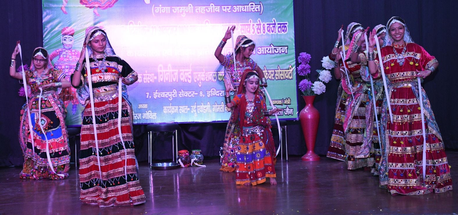 गोमतीनगर  स्थित उर्दू अकादमी में सांस्कृतिक प्रस्तुति देते कलाकार। 