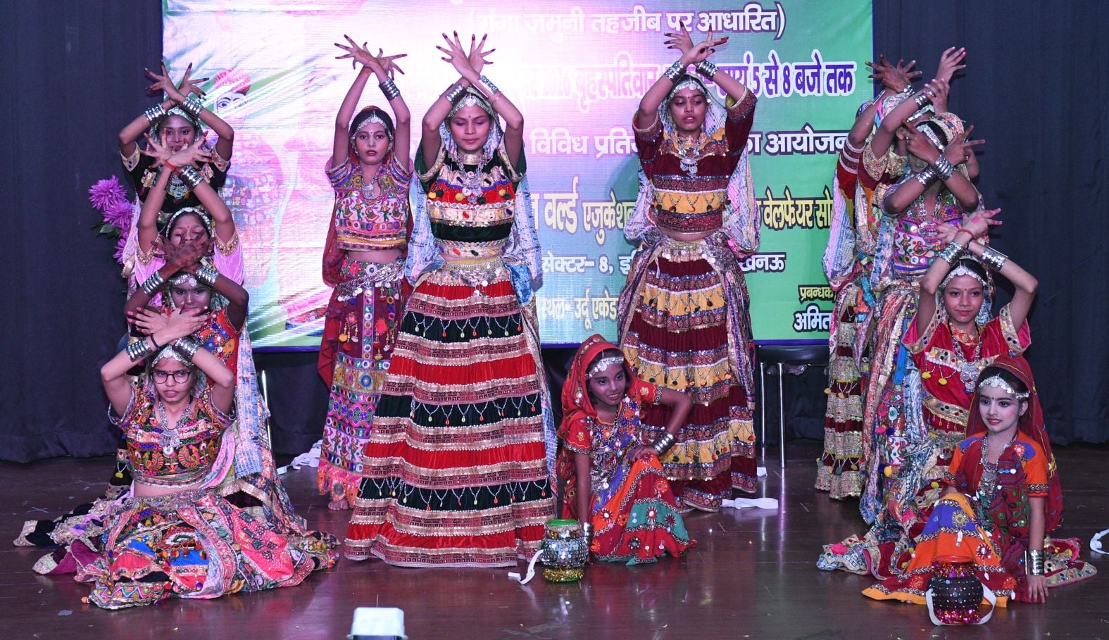 गोमतीनगर  स्थित उर्दू अकादमी में सांस्कृतिक प्रस्तुति देते कलाकार। 