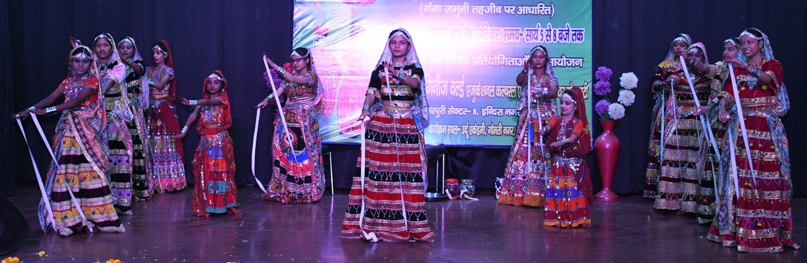 गोमतीनगर  स्थित उर्दू अकादमी में सांस्कृतिक प्रस्तुति देते कलाकार। 