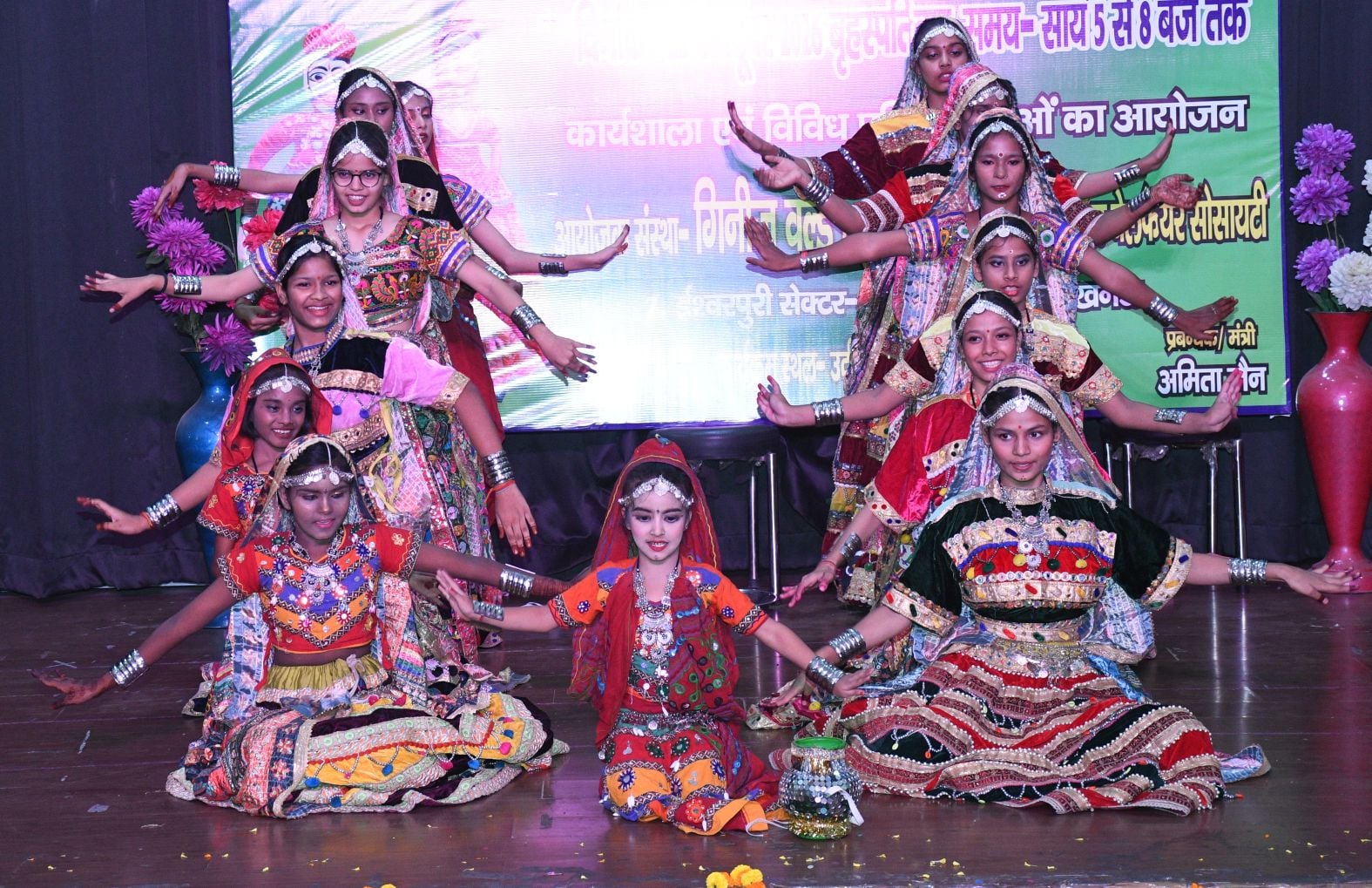 गोमतीनगर  स्थित उर्दू अकादमी में सांस्कृतिक प्रस्तुति देते कलाकार। 