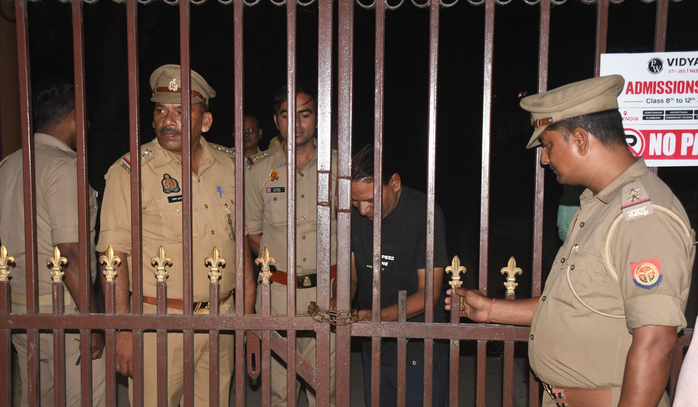गन्ना संस्थान के गेट पर प्रदर्शन करते भाकियू के राष्ट्रीय प्रवक्ता राकेश टिकैत व अन्य कार्यकर्त गन्ना संस्थान के गेट पर प्रदर्शन करते भाकियू के राष्ट्रीय प्रवक्ता राकेश टिकैत व अन्य कार्यकर्त