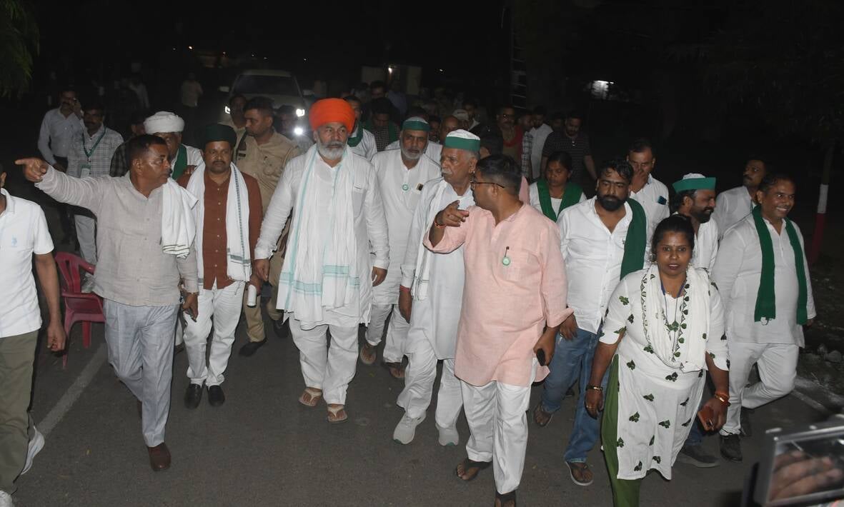 गन्ना संस्थान के गेट पर प्रदर्शन करते भाकियू के राष्ट्रीय प्रवक्ता राकेश टिकैत व अन्य कार्यकर्त गन्ना संस्थान के गेट पर प्रदर्शन करते भाकियू के राष्ट्रीय प्रवक्ता राकेश टिकैत व अन्य कार्यकर्त