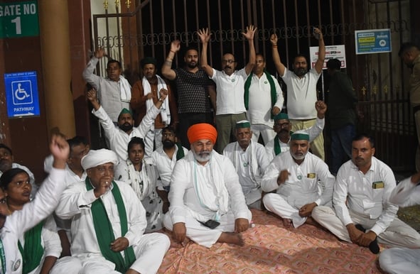गन्ना संस्थान के गेट पर प्रदर्शन करते भाकियू के राष्ट्रीय प्रवक्ता राकेश टिकैत व अन्य कार्यकर्त गन्ना संस्थान के गेट पर प्रदर्शन करते भाकियू के राष्ट्रीय प्रवक्ता राकेश टिकैत व अन्य कार्यकर्त