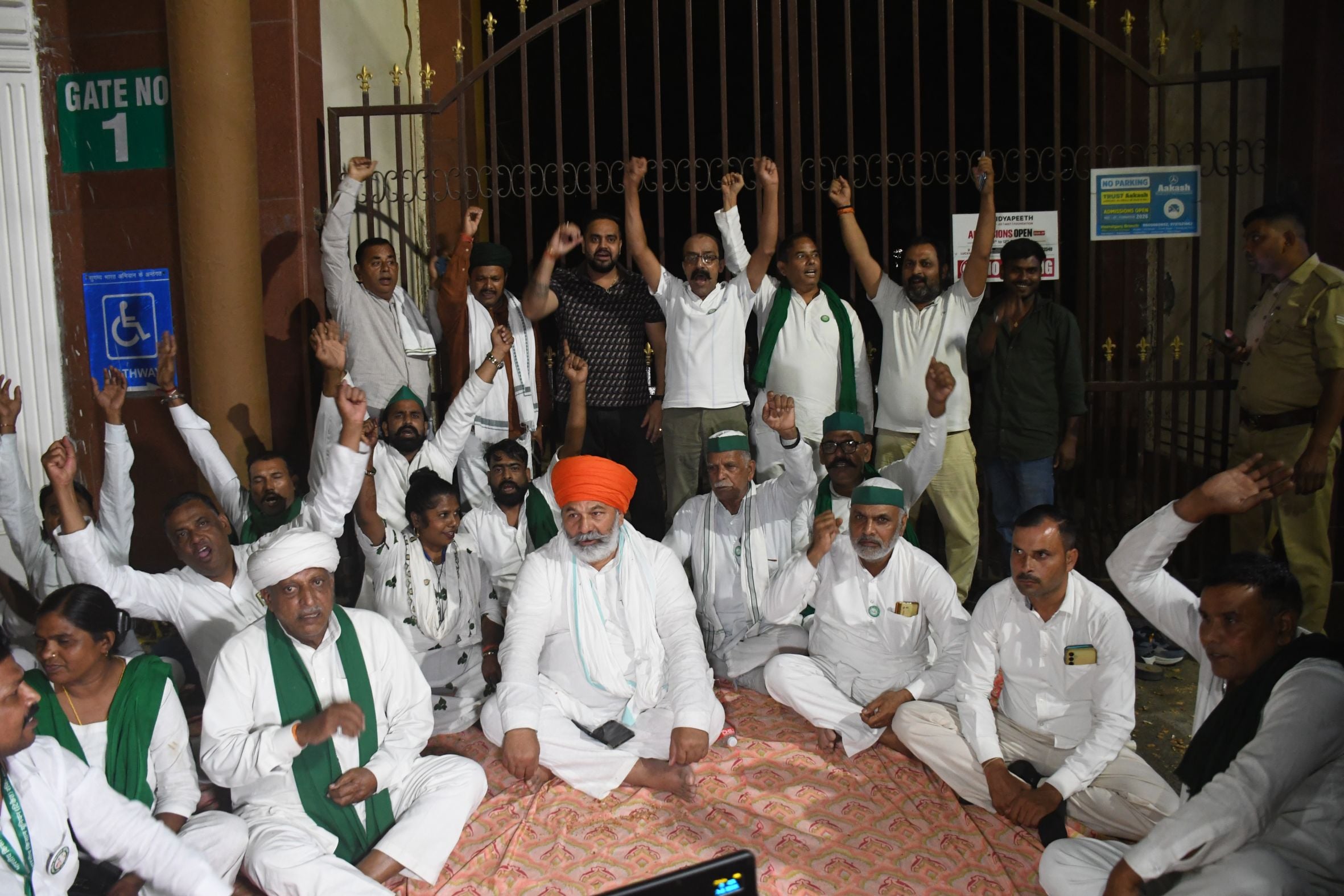 गन्ना संस्थान के गेट पर प्रदर्शन करते भाकियू के राष्ट्रीय प्रवक्ता राकेश टिकैत व अन्य कार्यकर्त गन्ना संस्थान के गेट पर प्रदर्शन करते भाकियू के राष्ट्रीय प्रवक्ता राकेश टिकैत व अन्य कार्यकर्त