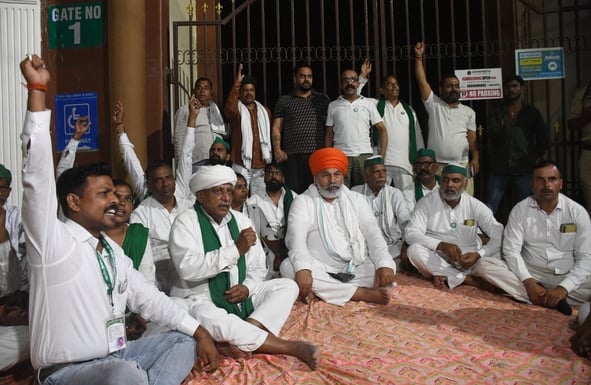 गन्ना संस्थान के गेट पर प्रदर्शन करते भाकियू के राष्ट्रीय प्रवक्ता राकेश टिकैत व अन्य कार्यकर्त गन्ना संस्थान के गेट पर प्रदर्शन करते भाकियू के राष्ट्रीय प्रवक्ता राकेश टिकैत व अन्य कार्यकर्त