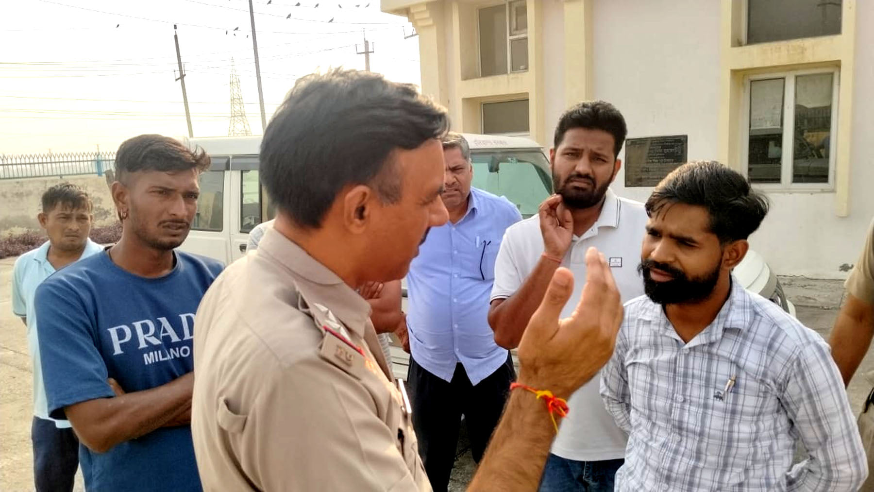 गांव बात्ता में ग्रामीणों को आश्वासन देते कलायत थाना प्रभारी रणदीप सिंह। संवाद