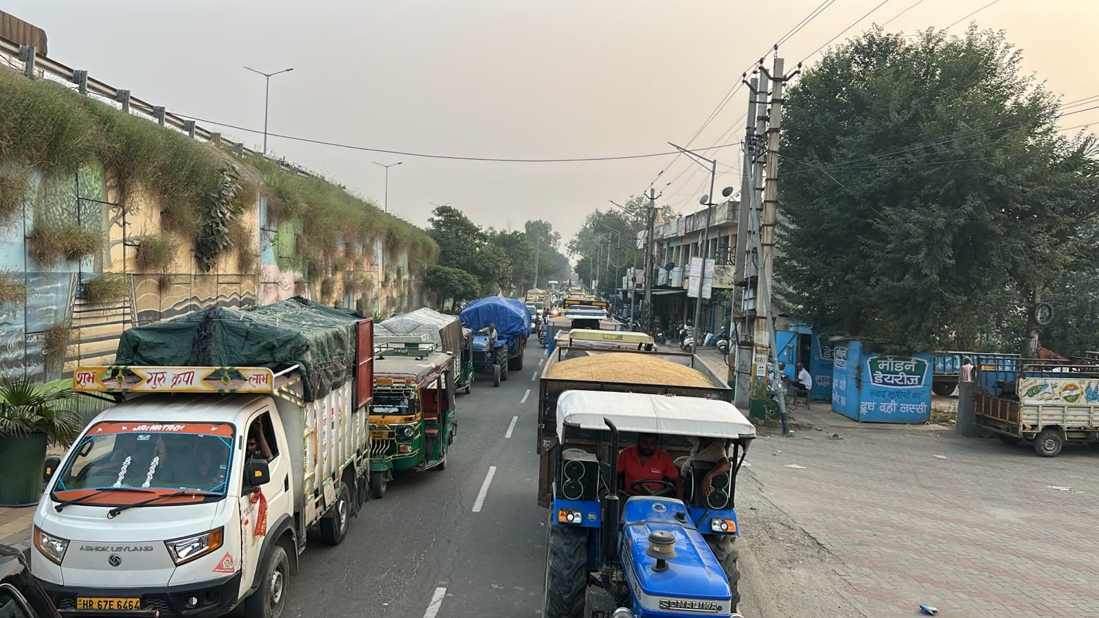 घरौंडा अधिकारी के आगे हाथ जोड़ते किसान। संवाद घरौंडा अधिकारी के आगे हाथ जोड़ते किसान। संवाद