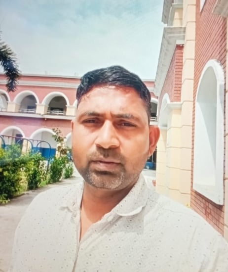 हरेवली में विद्युत हादसे के बाद मृतक के घर के बाहर लोगों की लगी भीड़ संवाद