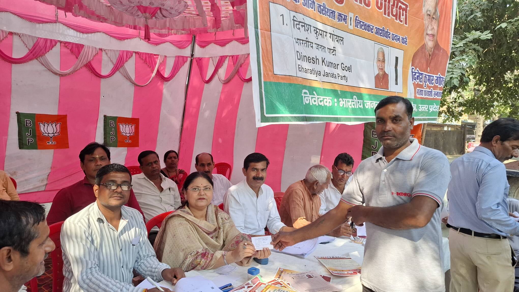 हस्तिनापुर मतदान स्थल का निरीक्षण करते डीएम एसएसपी बीबीजीटीएस मूर्ति स्रोत संवाद