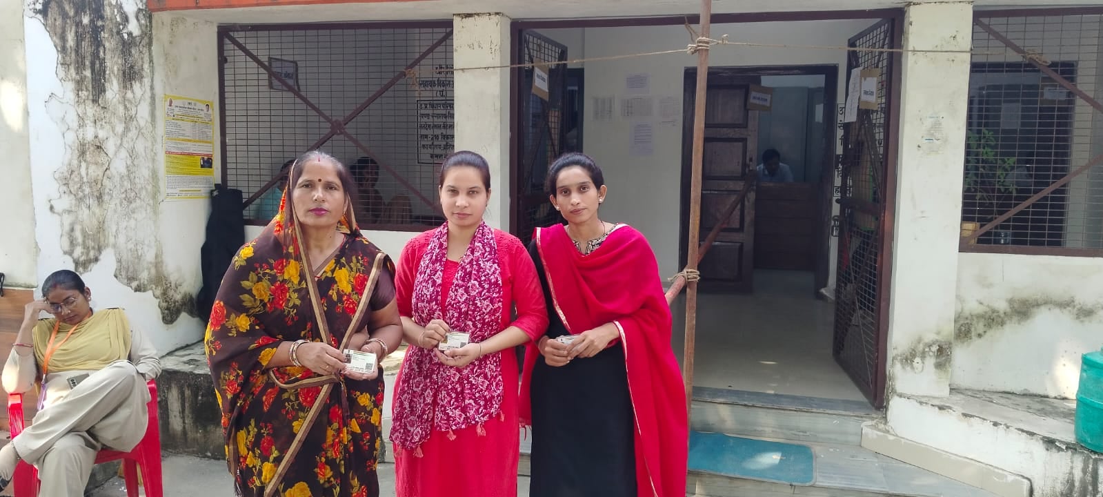 हस्तिनापुर मतदान स्थल का निरीक्षण करते डीएम एसएसपी बीबीजीटीएस मूर्ति स्रोत संवाद