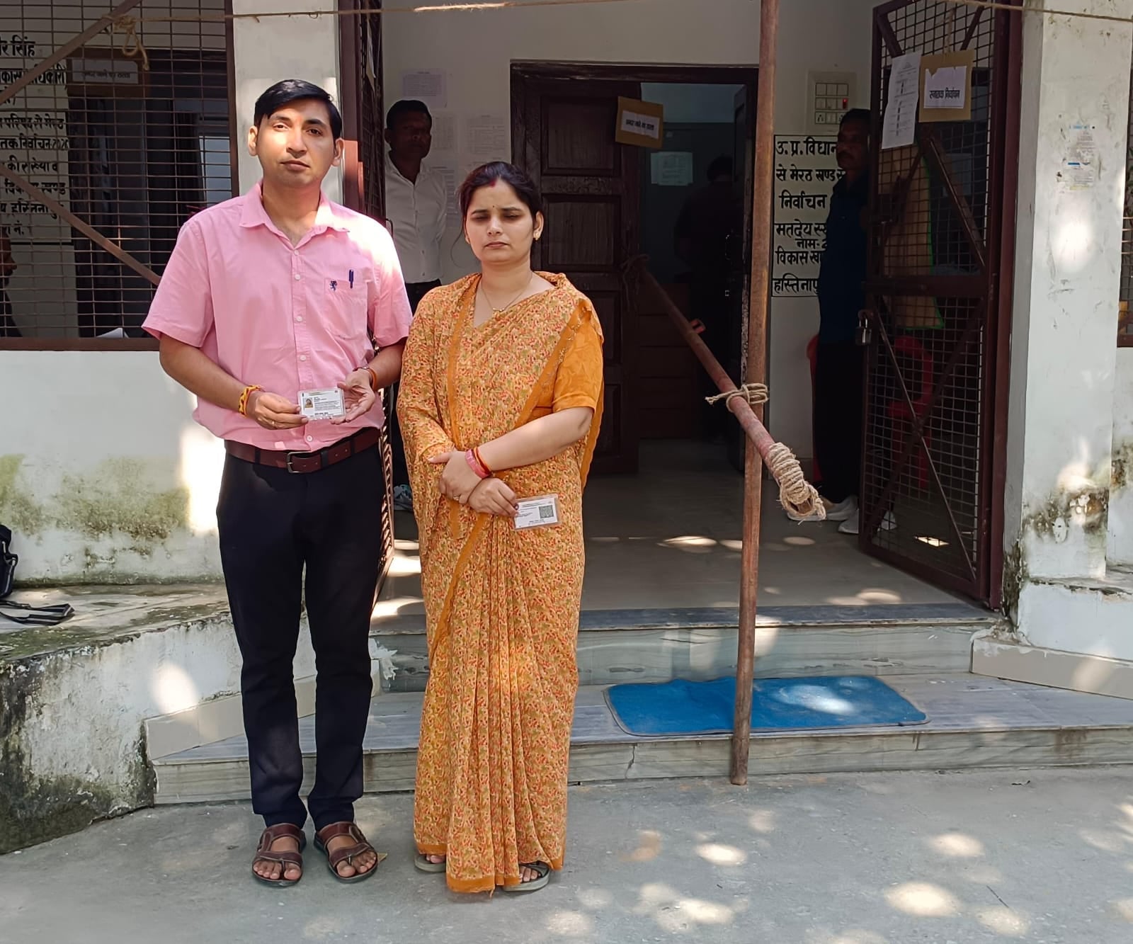 हस्तिनापुर मतदान स्थल का निरीक्षण करते डीएम एसएसपी बीबीजीटीएस मूर्ति स्रोत संवाद