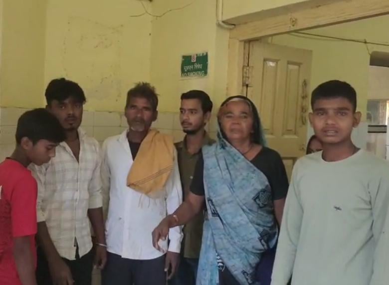हादसे के बाद पुलिस के कब्जे में रोडवेज बस। संवाद