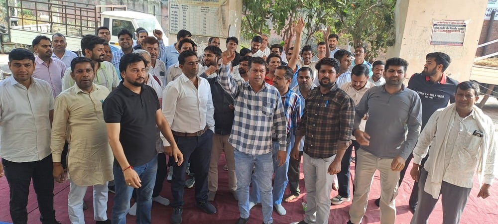 इसराना सब डिवीजन में प्रदर्शन करते बिजली कर्मचारी। संवाद
