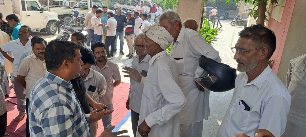 इसराना सब डिवीजन में प्रदर्शन करते बिजली कर्मचारी। संवाद