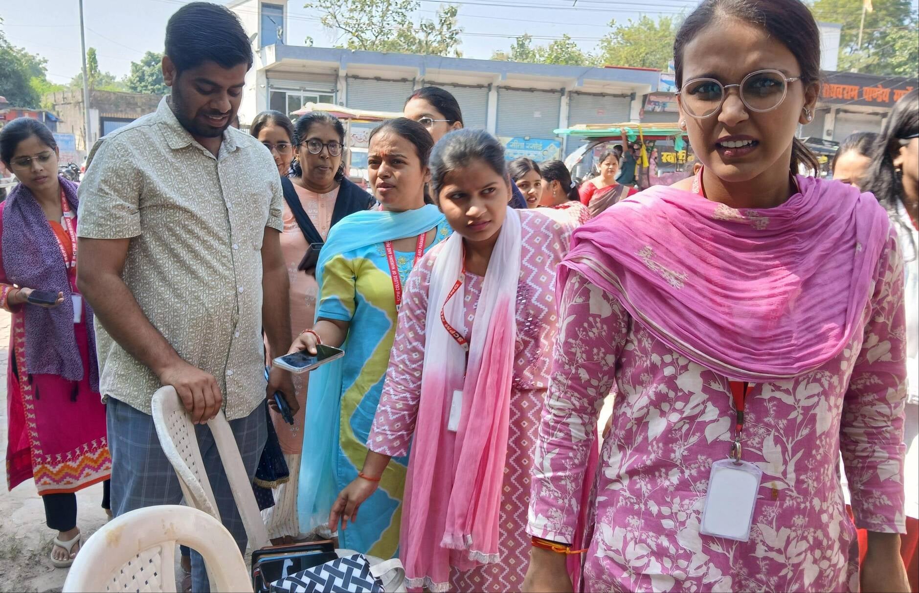 जीआईसी में मतदान के लिए पहुंचे शिक्षक, तैनात पुलिय बल व वोटिंग से उत्साहिक शिक्षिकाएं। संवाद जीआईसी में मतदान के लिए पहुंचे शिक्षक, तैनात पुलिय बल व वोटिंग से उत्साहिक शिक्षिकाएं। संवाद