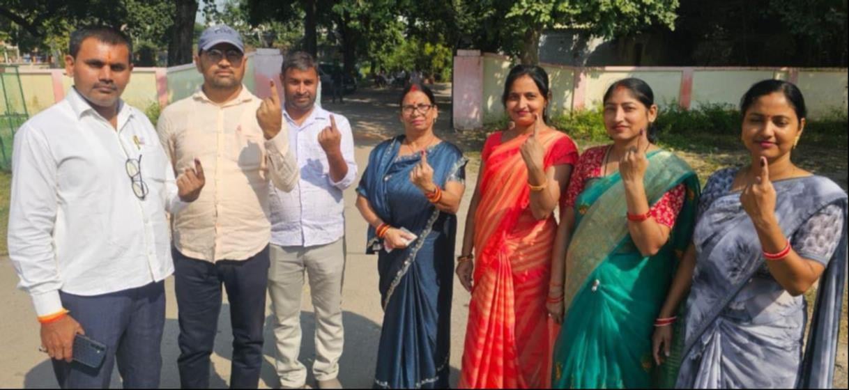 जीआईसी में मतदान के लिए पहुंचे शिक्षक, तैनात पुलिय बल व वोटिंग से उत्साहिक शिक्षिकाएं। संवाद जीआईसी में मतदान के लिए पहुंचे शिक्षक, तैनात पुलिय बल व वोटिंग से उत्साहिक शिक्षिकाएं। संवाद