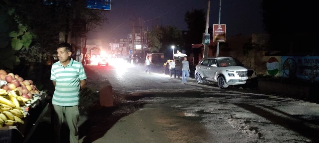 जगाधरी अनाज मंडी में लाइट न होने से बंद पड़ी धान सफाई की मशीन। संवाद जगाधरी अनाज मंडी में लाइट न होने से बंद पड़ी धान सफाई की मशीन। संवाद