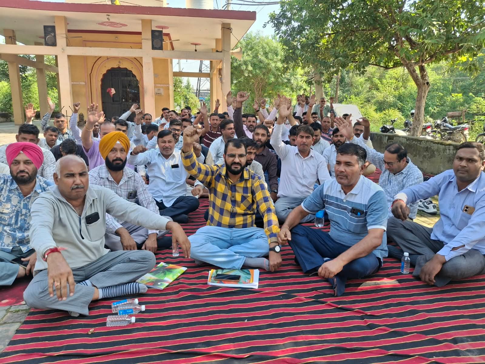 जगाधरी अनाज मंडी में लाइट न होने से बंद पड़ी धान सफाई की मशीन। संवाद जगाधरी अनाज मंडी में लाइट न होने से बंद पड़ी धान सफाई की मशीन। संवाद