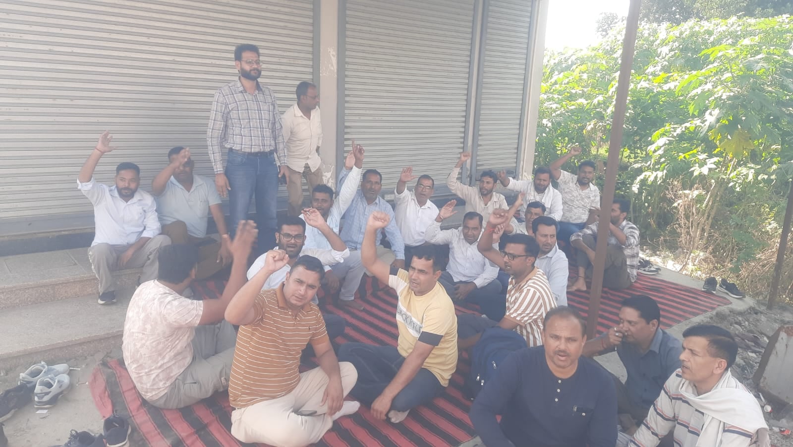 जगाधरी अनाज मंडी में लाइट न होने से बंद पड़ी धान सफाई की मशीन। संवाद जगाधरी अनाज मंडी में लाइट न होने से बंद पड़ी धान सफाई की मशीन। संवाद
