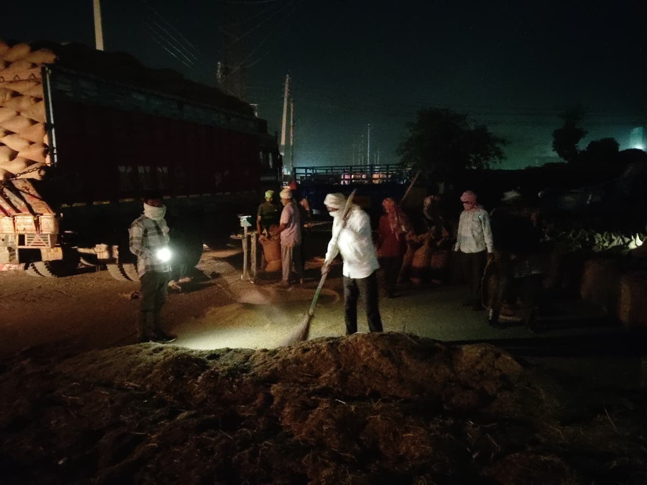 जगाधरी अनाज मंडी में लाइट न होने से बंद पड़ी धान सफाई की मशीन। संवाद जगाधरी अनाज मंडी में लाइट न होने से बंद पड़ी धान सफाई की मशीन। संवाद