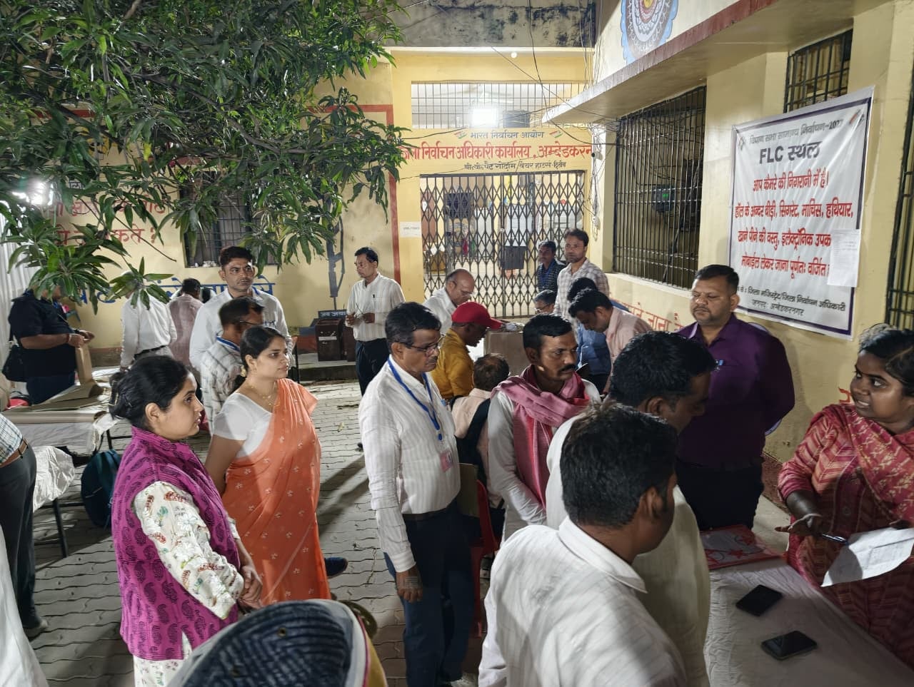 जलालपुर में शुक्रवार को गोरखपुर–फैजाबाद खंड शिक्षक निर्वाचन क्षेत्र का द्विवार्षिक चुनाव देकर म