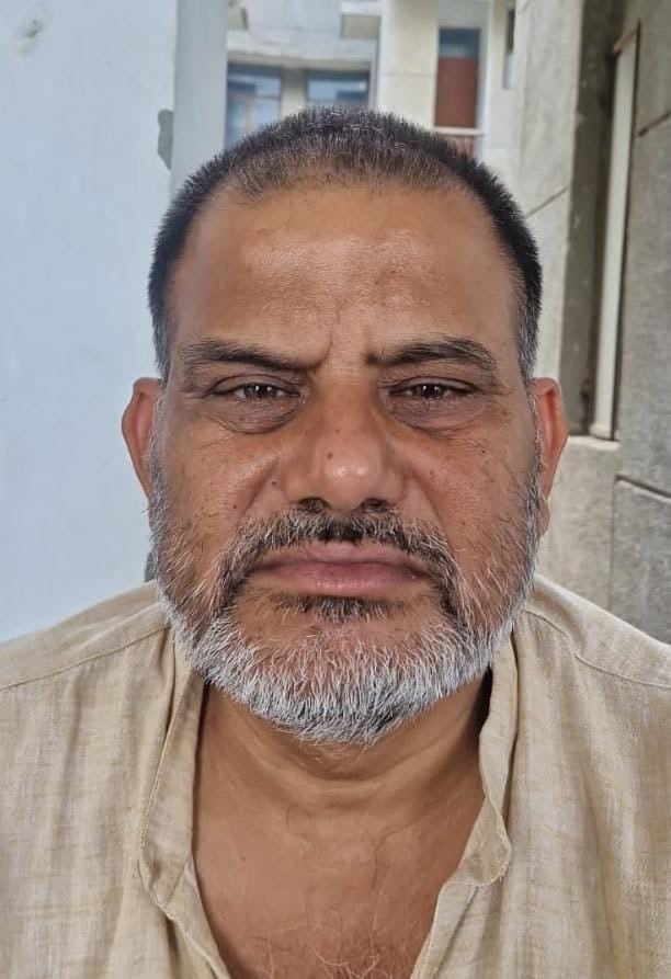 जेवर की 22डी सोसाइटी में गैस पाइपलाइन बिछाने का काम शुरू हो गया है।