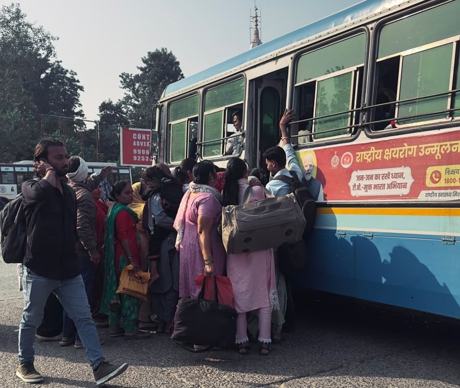कुरुक्षेत्र। रोडवेज वर्कशॉप में चार्जिंग के लिए खड़ी इलेक्ट्रिक बसें। संवाद कुरुक्षेत्र। रोडवेज वर्कशॉप में चार्जिंग के लिए खड़ी इलेक्ट्रिक बसें। संवाद