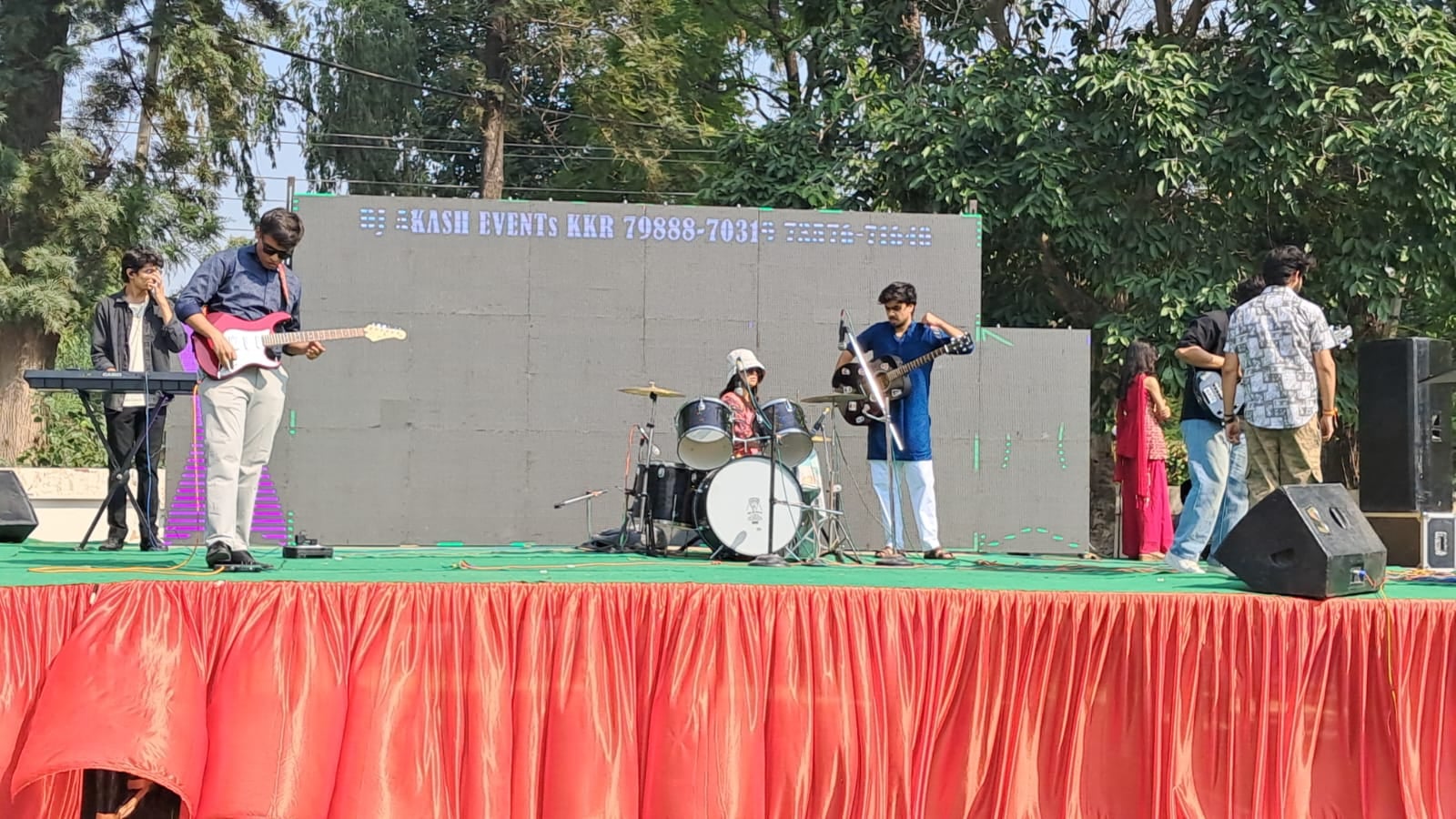 कुरुक्षेत्र। यूआईईटी में दिवाली पर लगे स्टाल में खरीदारी करती छात्राएं। संवाद
