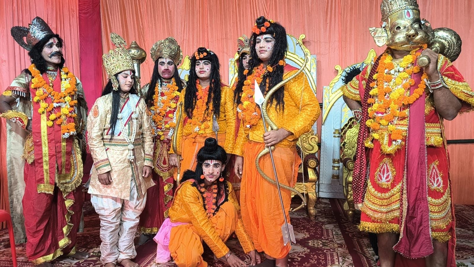 करनैलगंज में भरत मिलाप की लीला का मंचन करते कलाकार व सजाई गई झांकी। स्रोत: सोशल मीडिया